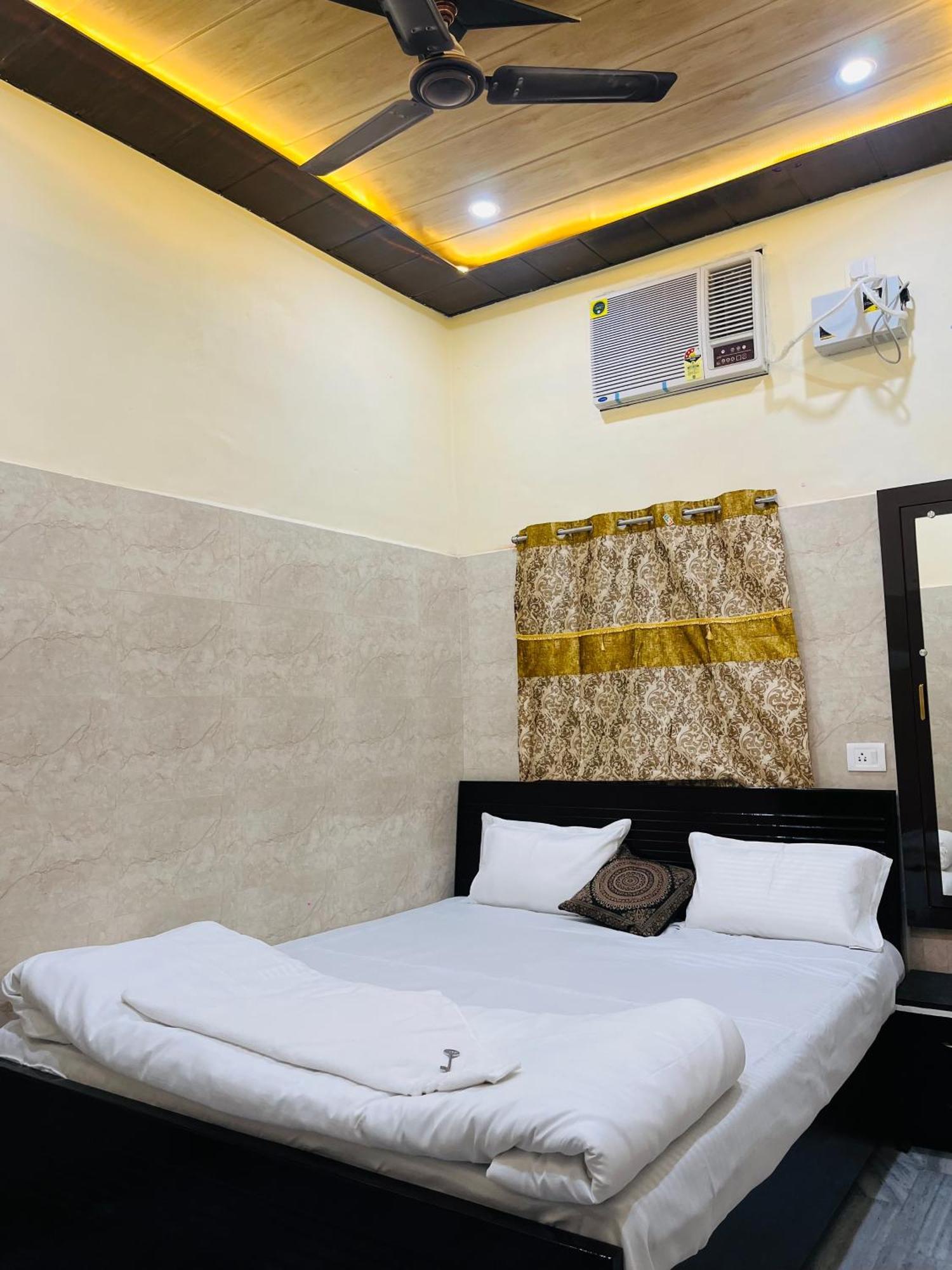 Saroja Paying Guest House Varanasi Luaran gambar