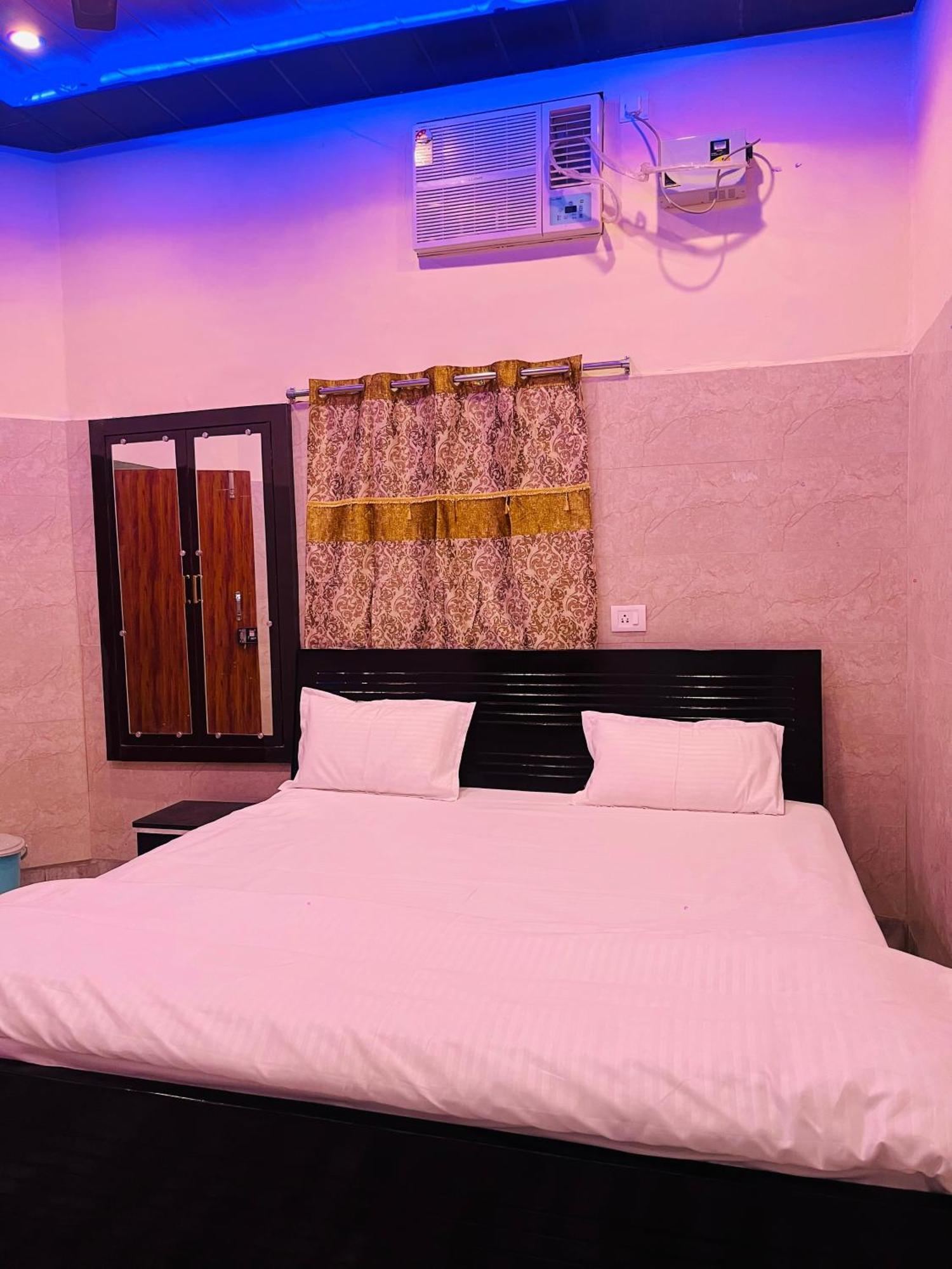 Saroja Paying Guest House Varanasi Luaran gambar